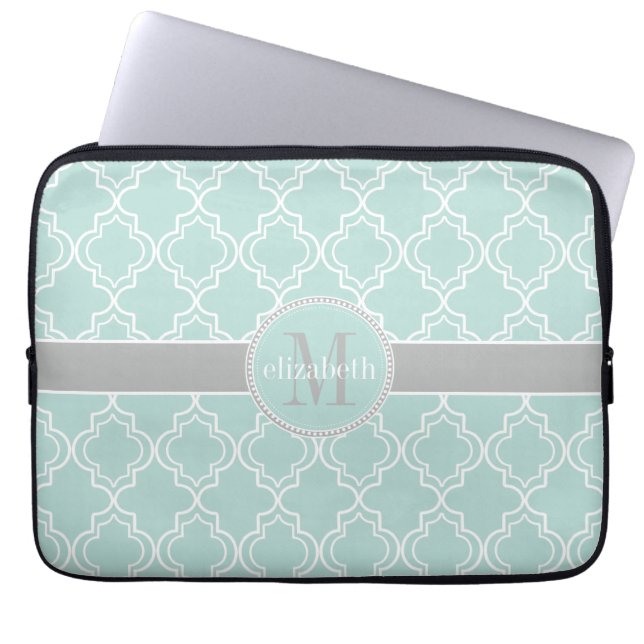 Graues Weiß-Marokkaner Quatrefoil Monogramm Laptopschutzhülle (Vorderseite)