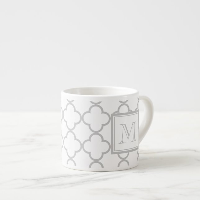 Graues Weiß Quatrefoil | Ihr Monogramm Espressotasse (Vorderseite Rechts)