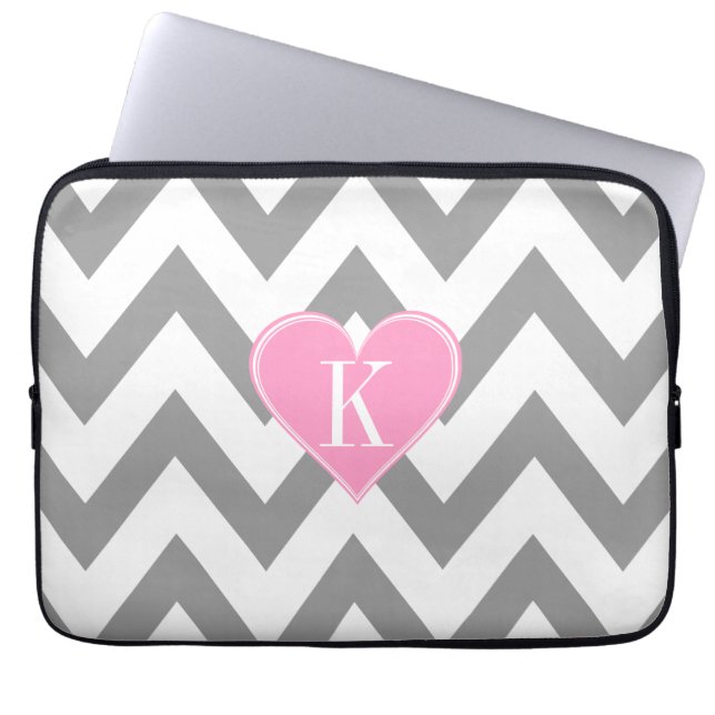 Graues Zickzack mit rosa Herz-Monogramm Laptopschutzhülle (Vorderseite)