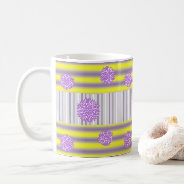 Graugelbe violette Blumen Streifen Tasse (Mit Donut)