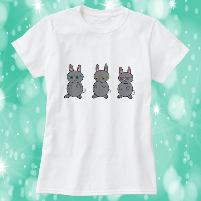 Graukaninchen mit Brillen T-Shirt (A shirt with three gray bunny rabbits wearing glasses)