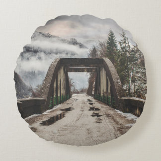 GRAUKONKRETE ARCHENBRÜCKE NEBEN LEAFLESS BAUM RUNDES KISSEN