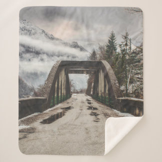 GRAUKONKRETE ARCHENBRÜCKE NEBEN LEAFLESS BAUM SHERPADECKE