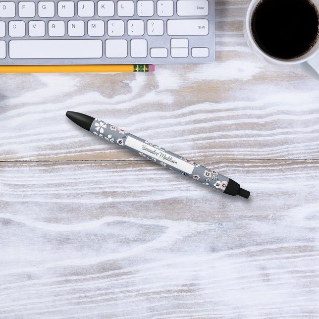 Graurosa Weiße Bohemische Blumenditsy Mit Monogram Kugelschreiber (Von Creator hochgeladen)