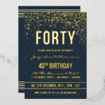 Grauschwarz | Gold Confetti 40. Geburtstag Party Folieneinladung<br><div class="desc">Grauschwarz | Gold Confetti 40. Geburtstag Foil Party Einladungen. Diese formelle,  elegante,  trendige,  moderne 40. Geburtstagsfeier eignet sich für Damen und Herren. Es besteht aus goldfarbenen,  klaren Linien,  stilvollem Gothic-Drehbuch im Obergeschoss und ausgeklügeltem Goldfolientext auf einem dunkelblauen Hintergrund mit Duschen von glitzernden,  glänzenden Goldkonfetti und Party-Raster.</div>