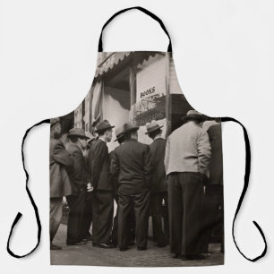 GRAUSTUFENFOTOGRAFIE VON MÄNNERN, DIE IN DER NÄHE SCHÜRZE