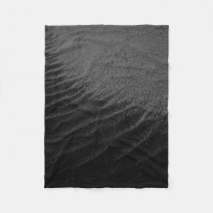 Graustufenfotografie von Sand Fleecedecke