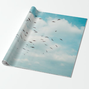 Grautaubenfliege am Vintagen blauen Himmel. Oben Geschenkpapier
