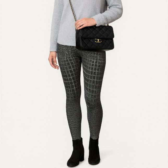 Grautexturierte Imitate Krokodil Leggings (Chic gray snakeskin fashion look styled with soft gray sweater and black accessories . )