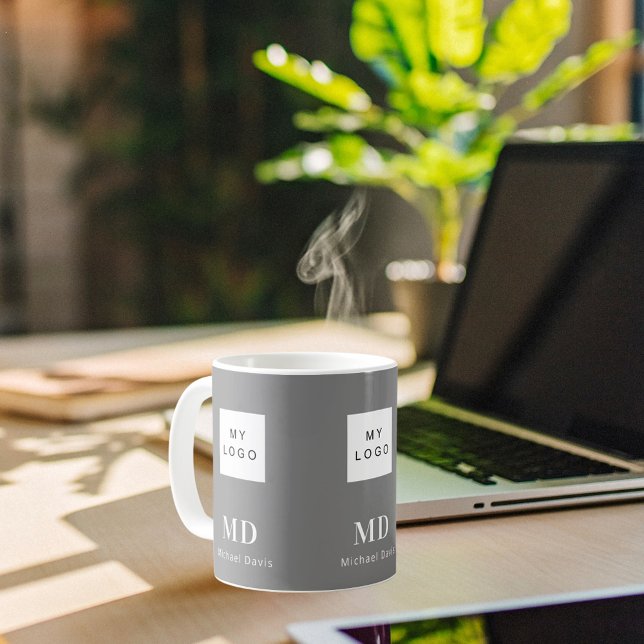 Grauweißes Logo für die Bezeichnung von Monogramme Kaffeetasse (Von Creator hochgeladen)