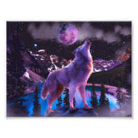 Grauwolf heult im Wald