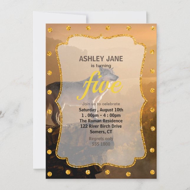 Grauwolf stehend auf einem Felsen im Wald Einladung (Vorderseite)