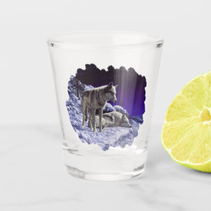 Grauwölfe im Winterschnee in der Nacht Schnapsglas
