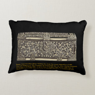 Gravieren von Königin Victorias Silberschachtel Dekokissen