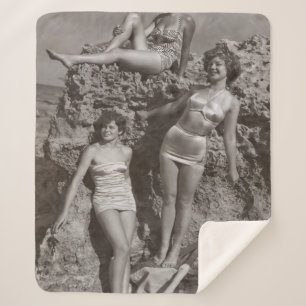GRAVIERENDES FOTO VON DREI FRAUEN STEHEND UND SITZ SHERPADECKE