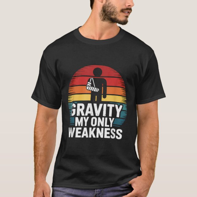 Gravity my Only Weakness Funny Broken Arm Erholung T-Shirt (Vorderseite)