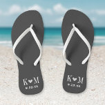 Gray and Charcoal Moderne Wedding Monogram Flip Flops<br><div class="desc">Maßgeschneiderte gedreht Flop-Sandalen personalisiert mit einem niedlichen Herz und Ihre Monogramm-Initialen und Hochzeitstermin. Klicken Sie auf Anpassen,  um Schriftart und Farben zu ändern oder eigene Bilder hinzuzufügen,  um ein einzigartiges Design zu erstellen!</div>