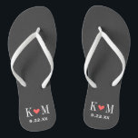 Gray and Coral Modern Wedding Monogram Flip Flops<br><div class="desc">Maßgeschneiderte gedreht Flop-Sandalen personalisiert mit einem niedlichen Herz und Ihre Monogramm-Initialen und Hochzeitstermin. Klicken Sie auf Anpassen,  um Schriftart und Farben zu ändern oder eigene Bilder hinzuzufügen,  um ein einzigartiges Design zu erstellen!</div>