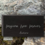 Gray auf Black Trendy vergeben. Benutzerdefinierte Holzkisten Schild<br><div class="desc">Sie können Ihr eigenes personalisiertes stylisches Zeichen mit einem Namen oder Datum am unteren Ende und Ihrem kurzen inspirierenden Zitat oder Bibelverse erstellen. Dieses minimalistische Grau auf schwarz in der modernen Typografie ist ein Christliches Glaubenssatz, "vergeben. Kostenlos. Für immer." Dieses inspirierende spirituelle Zitat bezieht sich auf die Vergebung und Freiheit,...</div>