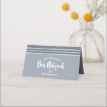 Gray Bar Mitzvah Silver Tallit Bold Script Modern Platzkarte<br><div class="desc">Kein Bar Mitzvah Party ist ohne personalisierte Platzkarten komplett. Lass deinen Lieblings-Bar Mitzvah stolz sein, freuen und feiern seinen Meilenstein in seinem perfekt koordinierten Party. Fett, dunkelgraue Typografie und ein dunkelgraues und Imitat silbergestreiftes, mit Tallit inspiriertes Grafiküberlagern einen einfachen, weichen, hellgrauen Hintergrund. Auf der Rückseite überlagert die weiße Schrift Typografie...</div>