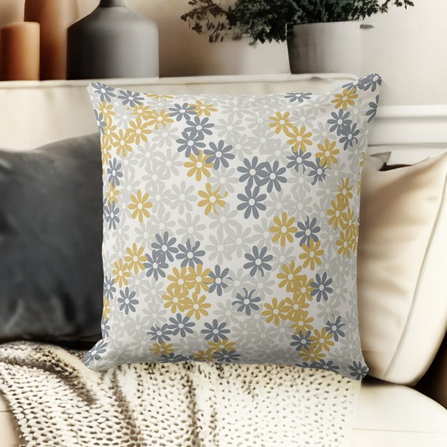 Gray Blue und Gold Floral Daisies Couch Kissen (throw pillow for living room floral couch throw pillow grey, blue, gold and beige)