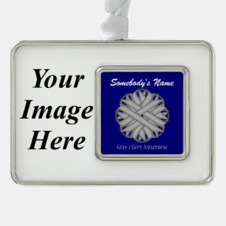 Gray Blume Ribbon Tmpl (H-I) von Kenneth Yoncich Rahmen-Ornament Silber