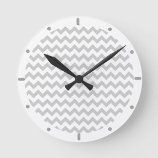 Gray Chevrons auf der Uhr der weißen Mauer