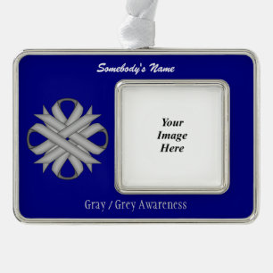 Gray Clover Ribbon Tmpl (H-O) von Kenneth Yoncich Rahmen-Ornament Silber