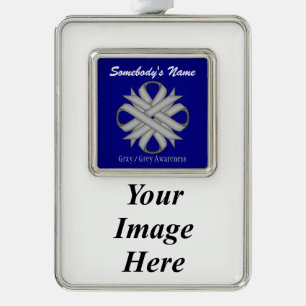 Gray Clover Ribbon Tmpl (V-I) von Kenneth Yoncich Rahmen-Ornament Silber