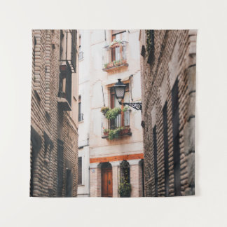 GRAY CONCRETE ALLEY DURING DAYTIME WANDTEPPICH