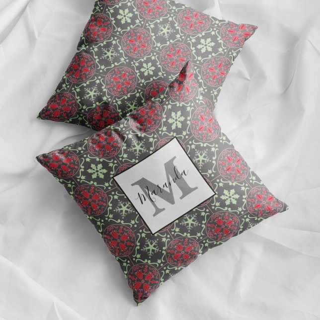 Gray Elegant Winter Nordic Snowflake Monogramm Kissen (Gray snowflake Christmas monogram pillow with personalized name festive holiday decor accent.)