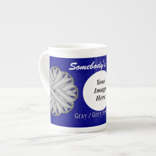 Gray/Gray Blume Ribbon Tmpl von Kenneth Yoncich Prozellantasse