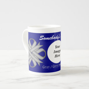 Gray/Gray Clover Ribbon Tmpl von Kenneth Yoncich Prozellantasse