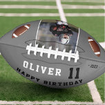 Gray Happy Birthday Kids Foto Football<br><div class="desc">Graues Glück Geburtstag Kinder Foto Fußball. Spaß Geburtstagsdesign mit Happy Geburtstagstext, individuelle Name, Alter, Jahr und Foto. Fußbälle sind auf beiden Seiten des Fotos und der Hintergrund ist dunkelgrau. Passen Sie Alter, Namen und fügen Sie Ihr Lieblings-Foto hinzu. Sie können jeden Text auf dem Fußball anpassen oder löschen. Ein tolles...</div>