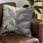 Gray & Ivory Abstrakte Wasserfarbe Kissen<br><div class="desc">Modernes Kissen mit abstraktem künstlerischem Design in einer Elfenbeinfarbenpalette. Ein künstlerisch abstraktes Design mit einem Aquarellblatt und einer geometrischen Kreiskomposition in Grautönen mit schwarzen und goldenen Akzenten auf einem cremigen Elfenbeinhintergrund. Diese abstrakte Komposition beruht auf Kombinationen von wiederholten Kreisen und Blätter, die auf einem dunkelgrauen Holzkornhintergrund überlagert sind und ein...</div>