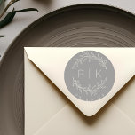 Gray Line Art Botanical Wreath Wedding Monogram Runder Aufkleber<br><div class="desc">Maßgeschneiderte Hochzeitsticker mit handgezeichnetem,  weißem beigen Botanischen Kranz mit Paarinitialen und Hochzeitstermin auf grauem Hintergrund. Ideal für Hochzeiten speichern Sie die Daten,  Umschläge,  Gastgeschenk Hochzeit Packungen und mehr.</div>