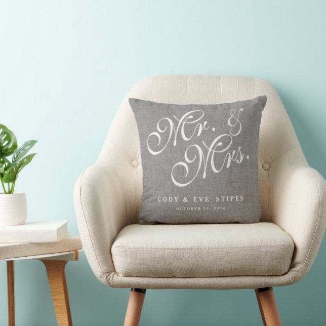 Gray Linen Initials Mr. and Mrs. Wedding Pillow Kissen (Von Creator hochgeladen)