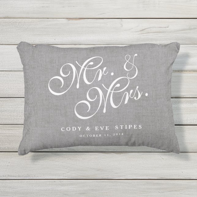 Gray Linen Initials Mr. und Mrs. Wedding Pillow Kissen Für Draußen (Vorderseite)