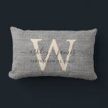Gray Linen Ivory Monogram Wedding Keepake Lendenkissen<br><div class="desc">Elegantes Hochzeitskuchen,  graues Leineneffektkissen mit dunkelgrauem Chic-Schriftzeichen in handgeschriebenem Text. Fügen Sie einfach Ihre Namen,  Monogramm und Hochzeitstermin ein. Großartiges Geschenk für ein frisch verheiratetes Paar. Exklusiv für Sie entworfen von Happy Dolphin Studio. Wenn Sie Hilfe oder passende Produkte benötigen,  kontaktieren Sie uns bitte unter happydolphinstudio@outlook.com.</div>