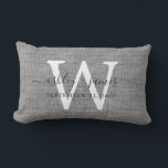 Gray Linen White Monogram Wedding Keepake Lendenkissen<br><div class="desc">Elegantes Hochzeitskuchen,  graues Leineneffektkissen mit dunkelgrauem Chic-Schriftzeichen in handgeschriebenem Text. Fügen Sie einfach Ihre Namen,  Monogramm und Hochzeitstermin ein. Großartiges Geschenk für ein frisch verheiratetes Paar. Exklusiv für Sie entworfen von Happy Dolphin Studio. Wenn Sie Hilfe oder passende Produkte benötigen,  kontaktieren Sie uns bitte unter happydolphinstudio@outlook.com.</div>