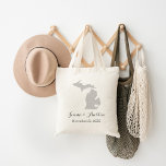 Gray Michigan Wedding Welcome Tote Bag Tragetasche<br><div class="desc">Willkommen aus der Stadt Hochzeitsgäste mit einer Tasche voll von Snacks und Leckereien personalisiert mit dem Staat, wo Sie heiraten, die Braut und Bräutigam Namen und Hochzeitsdatum. Klicken Sie auf Anpassen, um das Herz zu verschieben, um eine beliebige Stadt oder Position auf der Staat-Karte anzuzeigen. Verwenden Sie die Designwerkzeuge, um...</div>