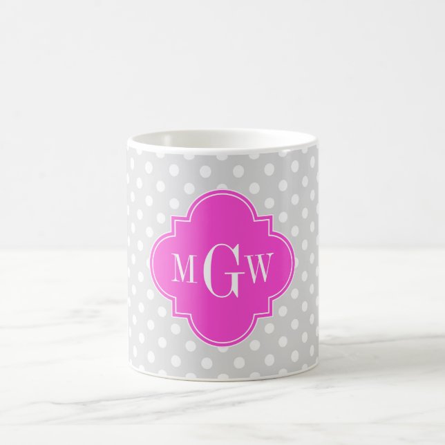 Gray Polka Dot Hot Pink Quatrefolie 3 Monogramm Tasse (Mittel)
