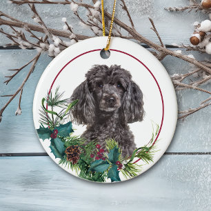 Gray Poodle Dog Evergreen Berry Wreath Keramik Ornament