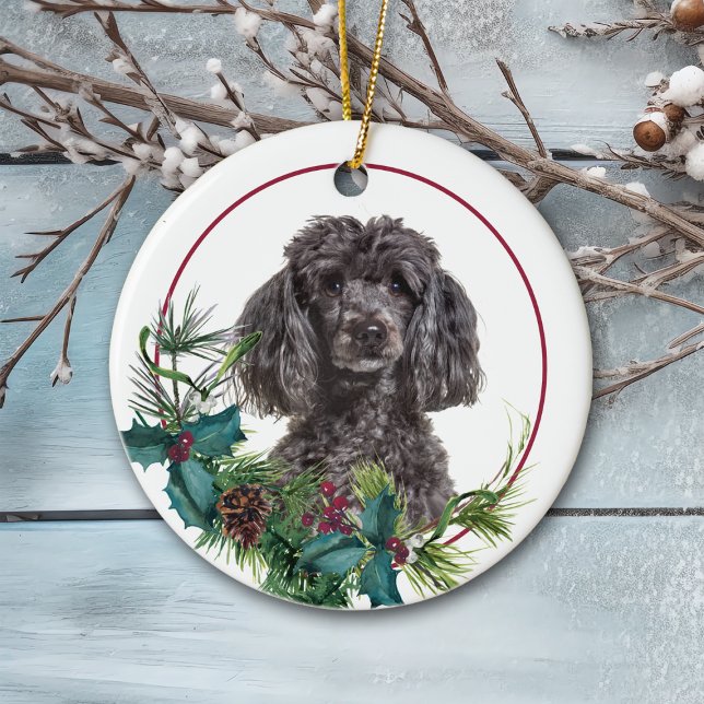 Gray Poodle Dog Evergreen Berry Wreath Keramik Ornament (Von Creator hochgeladen)