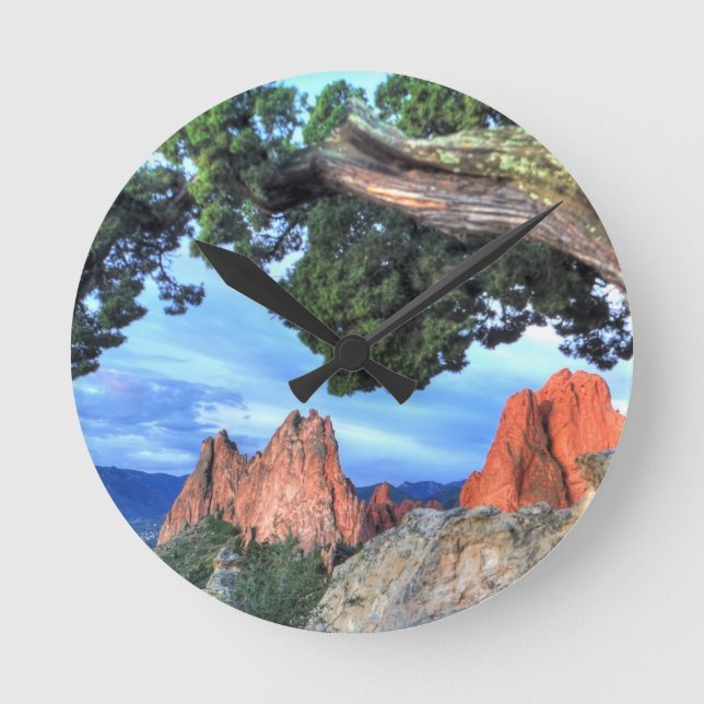 Gray Rock framed by Tree Runde Wanduhr (Vorderseite)