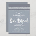 Gray Silver Bar Mitzvah Tallit Simple Modern Bold Einladung<br><div class="desc">Seien Sie stolz, freuen Sie sich und präsentieren Sie diesen Meilenstein Ihres Lieblings-Bar Mitzvah! Versenden Sie diese coole, einzigartige, moderne, personalisierte Einladung für eine Veranstaltung, an die Sie sich erinnern können. Fett, weiße Schrift Typografie, Star of David und ein weicher grauer und silberner Glitzer gestreift tallit inspirierte Grafik-Overlay ein einfaches,...</div>