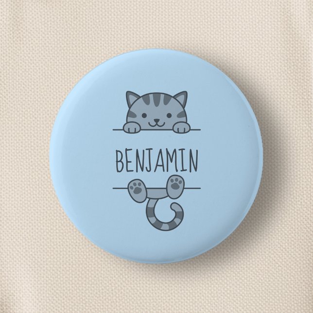 Gray Tabby Cat Peeking hinter Individuelle Name Bl Button (Von Creator hochgeladen)