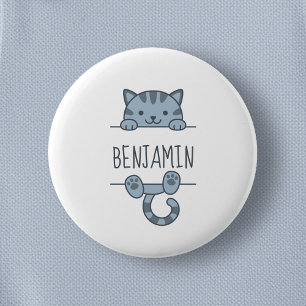 Gray Tabby Cat Peeking hinter Individuelle Name Button