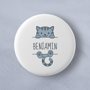 Gray Tabby Cat Peeking hinter Individuelle Name Button