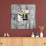 Gray Wood Wedding Anniversary Personalized Foto Quadratische Wanduhr<br><div class="desc">Einzigartige Jubiläumsuhr zum Personalisieren mit Foto,  Name und feststehendem Jahr. Die rustikale Hochzeitsuhr mit einem bedrückten Holzeffekt ist ein großartiges Geschenk für Hochzeiten,  Jubiläen und die neue Zuhause.</div>